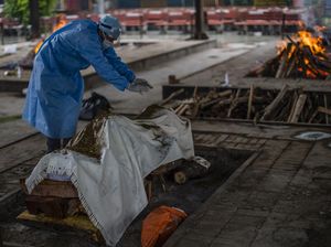 Kasus Corona di India Melonjak, Kremasi Jenazah Non Stop 24 Jam