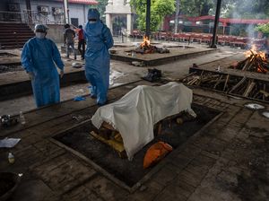 Potret Persiapan Kremasi Jenazah COVID-19 di India