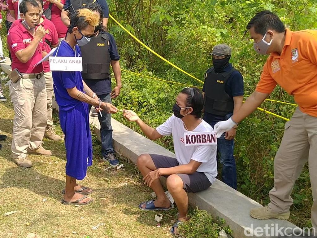 Polisi Bersenjata Amankan Rekonstruksi Sepasang Kekasih Habisi ABG Polisi Bersenjata Amankan Rekonstruksi Sepasang Kekasih Habisi ABG