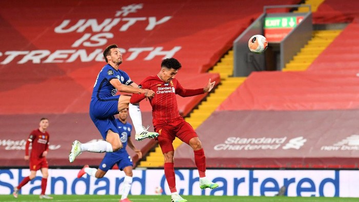 LIVERPOOL, ENGLAND - JULY 22: Roberto Firmino of Liverpool scores his teams fourth goal from a header during the Premier League match between Liverpool FC and Chelsea FC at Anfield on July 22, 2020 in Liverpool, England. Football Stadiums around Europe remain empty due to the Coronavirus Pandemic as Government social distancing laws prohibit fans inside venues resulting in all fixtures being played behind closed doors. (Photo by Laurence Griffiths/Getty Images)