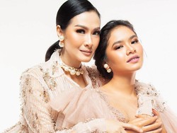 Gaya Sungkem Lebaran Putri Iis Dahlia Jadi Sorotan, Cium Dahi Hingga Bibir