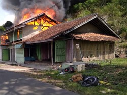 Rumah Merangkap Bengkel Motor-Servis TV Terbakar di Sukabumi