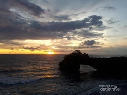 Senja di Tanah Lot Memang Selalu Berkesan dan Menenangkan