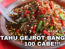 Huaaahh! 5 Youtuber Ini Berani Makan Tahu Gejrot dengan Puluhan Cabe