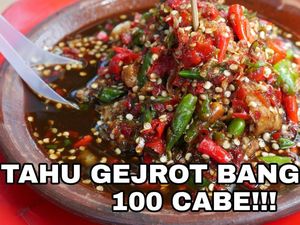 Huaaahh! 5 Youtuber Ini Berani Makan Tahu Gejrot dengan Puluhan Cabe Huaaahh! 5 Youtuber Ini Berani Makan Tahu Gejrot dengan Puluhan Cabe