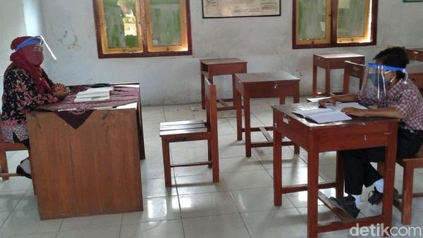 Ini Dimas yang Tetap Semangat Belajar di Sekolah karena Tak Punya Smartphone