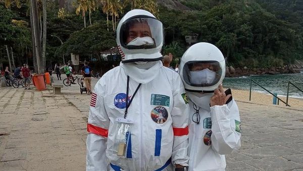 Potret Pasangan Lansia Viral, Pakai Kostum Luar Angkasa Demi Cegah Corona