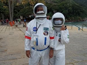 Potret Pasangan Lansia Viral, Pakai Kostum Luar Angkasa Demi Cegah Corona