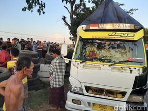 Duduk di Rel Sambil Telepon Istri, Seorang Kenek Tewas Tertabrak Kereta Api