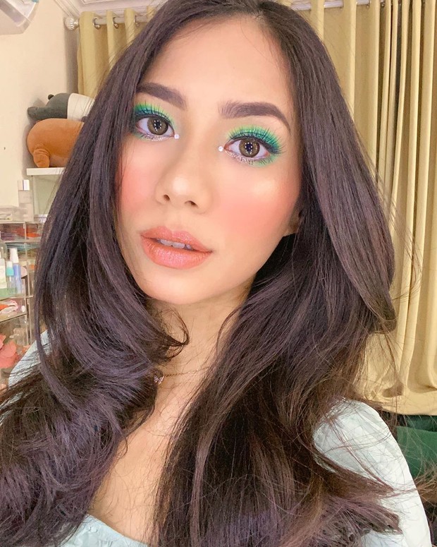 Beauty vlogger Abel Cantika membuat tutorial makeup klepon.