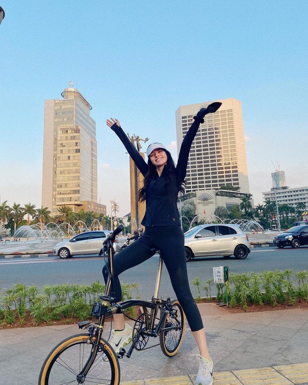 Susan Sameh ketika bersepeda keliling Jakarta