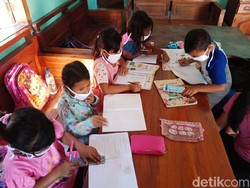 Ponsel dan Sinyal Terbatas Jadi Kendala Belajar Daring Anak-anak di Jombang