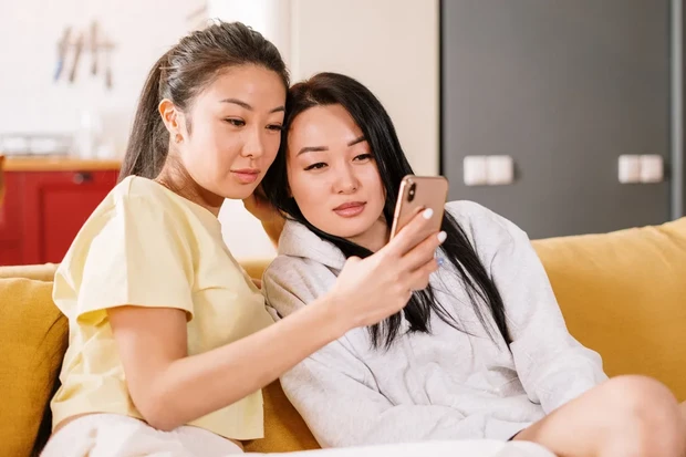 Follow Akun Media Sosial/Foto: Pexels.com Dengan meng-follow akun media sosial calon ipar hal itu akan lebih mendekatkan hubungan.