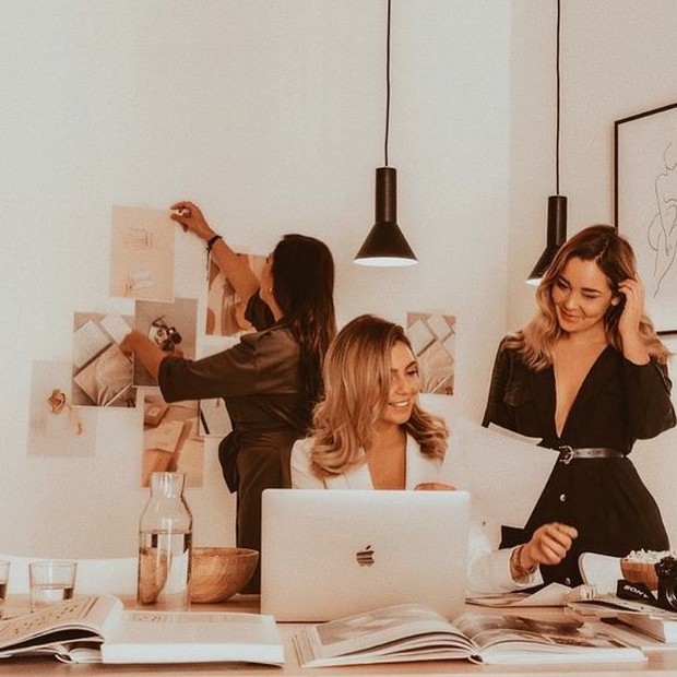 Buatlah batasan antara perteman dan pekerjaan