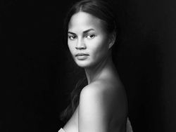 Chrissy Teigen Kritik Pemerintah RI Terkait Kecelakaan Sriwijaya Air