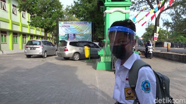 Dimas Ibnu Alias harus sekolah sendirian di Rembang, Jumat (24/7/2020).