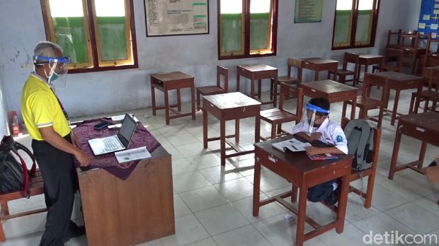 Dimas Ibnu Alias, sekolah sendirian di Rembang, Jumat (24/7/2020).
