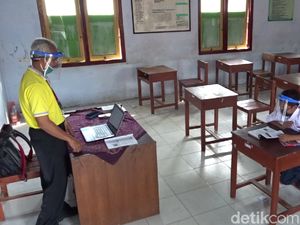 Semangat Dimas Sekolah Sendirian Demi Menggapai Cita-cita Semangat Dimas Sekolah Sendirian Demi Menggapai Cita-cita