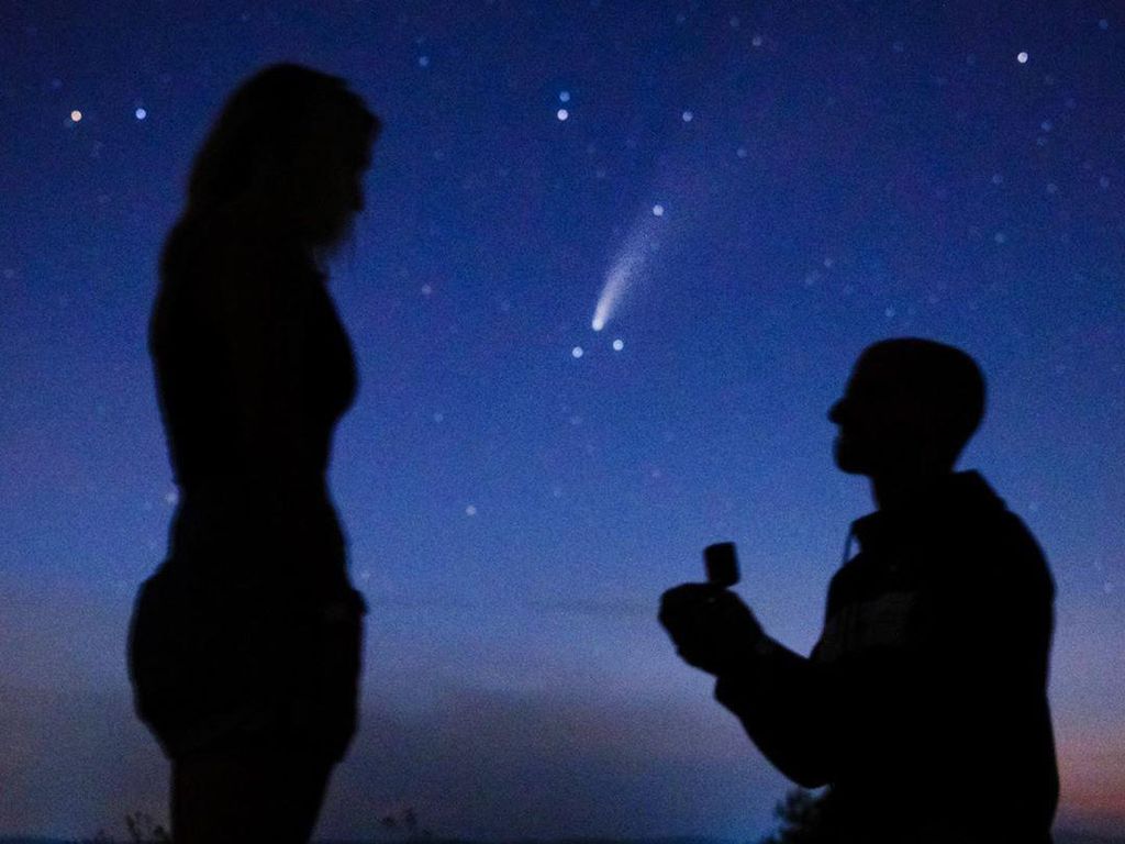 Viral Pasangan Tunangan di Bawah Bintang Jatuh yang Muncul 6.800 Tahun Sekali