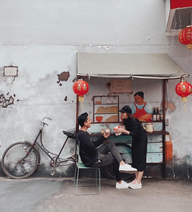 Sonya dan kekasih sedang liburan di museum angkut