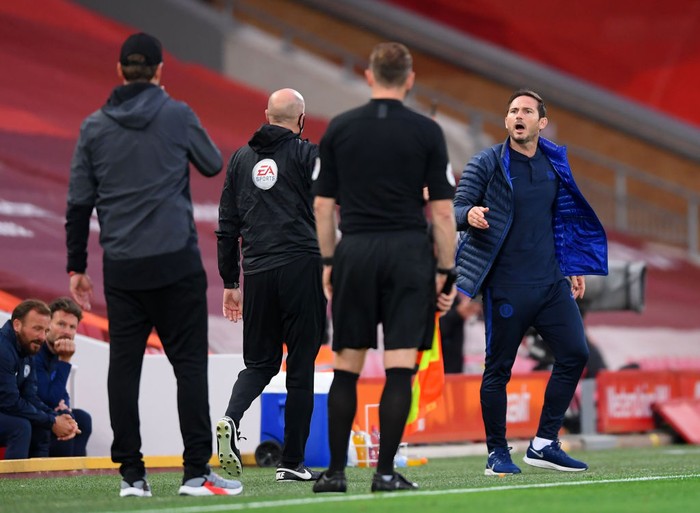 LIVERPOOL, ENGLAND - JULY 22: Frank Lampard, Manager of Chelsea and Jurgen Klopp, Manager of Liverpool speak during the Premier League match between Liverpool FC and Chelsea FC at Anfield on July 22, 2020 in Liverpool, England. Football Stadiums around Europe remain empty due to the Coronavirus Pandemic as Government social distancing laws prohibit fans inside venues resulting in all fixtures being played behind closed doors. (Photo by Laurence Griffiths/Getty Images)