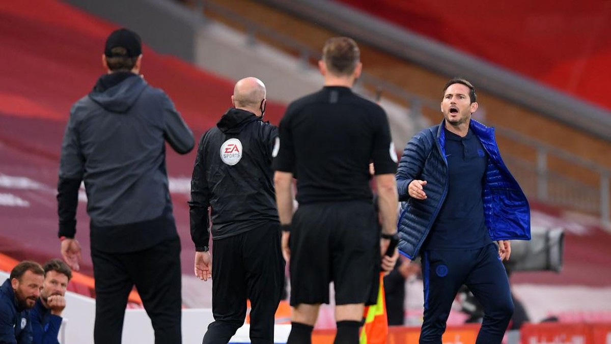 Lampard saat ribut dengan bench Liverpool. Foto: (Getty Images/Laurence Griffiths)