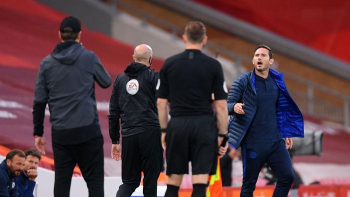 Frank Lampard LIVERPOOL, ENGLAND - JULY 22: Frank Lampard, Manager of Chelsea and Jurgen Klopp, Manager of Liverpool speak during the Premier League match between Liverpool FC and Chelsea FC at Anfield on July 22, 2020 in Liverpool, England. Football Stadiums around Europe remain empty due to the Coronavirus Pandemic as Government social distancing laws prohibit fans inside venues resulting in all fixtures being played behind closed doors. (Photo by Laurence Griffiths/Getty Images)