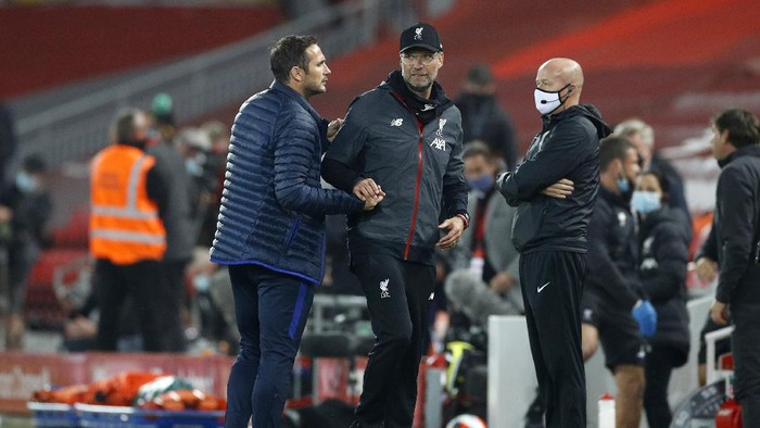 LIVERPOOL, ENGLAND - JULY 22: Frank Lampard, Manager of Chelsea and Jurgen Klopp, Manager of Liverpool embrace following during the Premier League match between Liverpool FC and Chelsea FC at Anfield on July 22, 2020 in Liverpool, England. Football Stadiums around Europe remain empty due to the Coronavirus Pandemic as Government social distancing laws prohibit fans inside venues resulting in all fixtures being played behind closed doors. (Photo by Phil Noble/Pool via Getty Images)