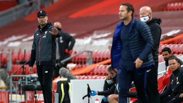 LIVERPOOL, ENGLAND - JULY 22: Frank Lampard, Manager of Chelsea and Jurgen Klopp, Manager of Liverpool speak during the Premier League match between Liverpool FC and Chelsea FC at Anfield on July 22, 2020 in Liverpool, England. Football Stadiums around Europe remain empty due to the Coronavirus Pandemic as Government social distancing laws prohibit fans inside venues resulting in all fixtures being played behind closed doors. (Photo by Laurence Griffiths/Getty Images)