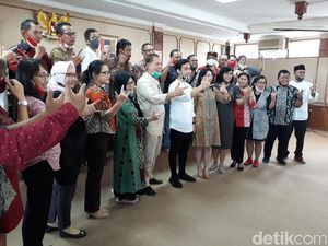 Momen Gibran Sampaikan Maaf ke Fraksi PDIP