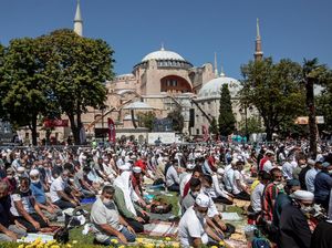Momen Salat Jumat Perdana di Hagia Sophia Momen Salat Jumat Perdana di Hagia Sophia
