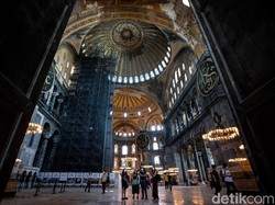 Turki Tunjuk 3 Imam Hagia Sophia