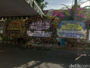 Karangan Bunga Penuhi Rumah Duka Ibunda La Nyalla Mattalitti