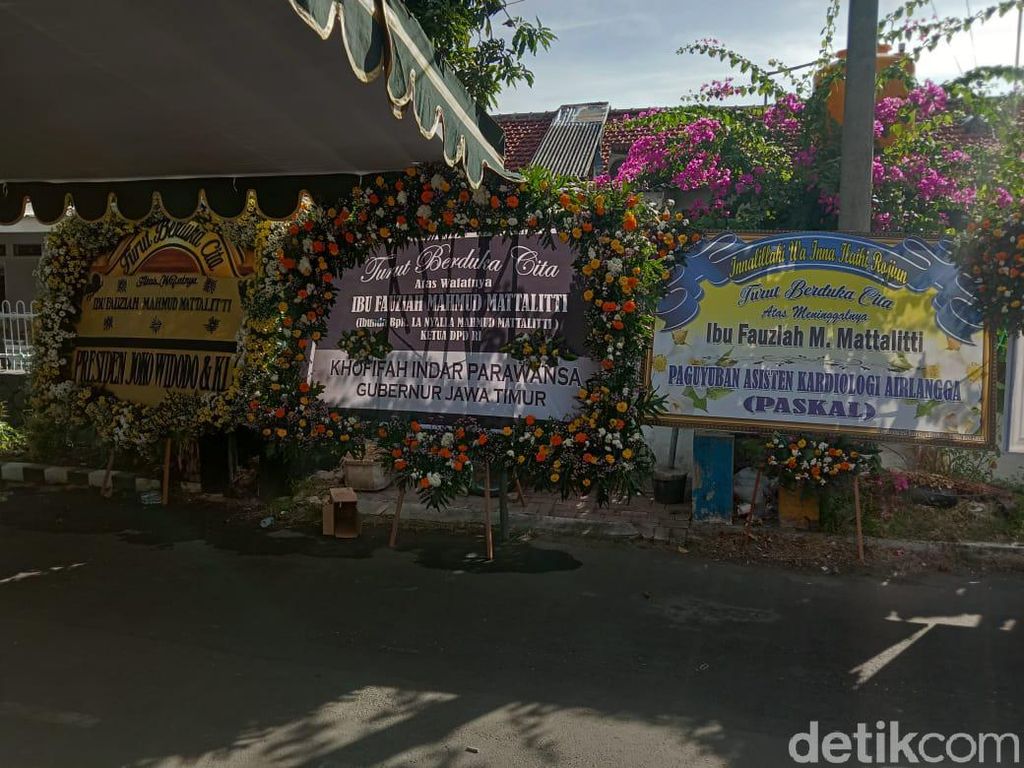 Karangan Bunga Penuhi Rumah Duka Ibunda La Nyalla Mattalitti Karangan Bunga Penuhi Rumah Duka Ibunda La Nyalla Mattalitti