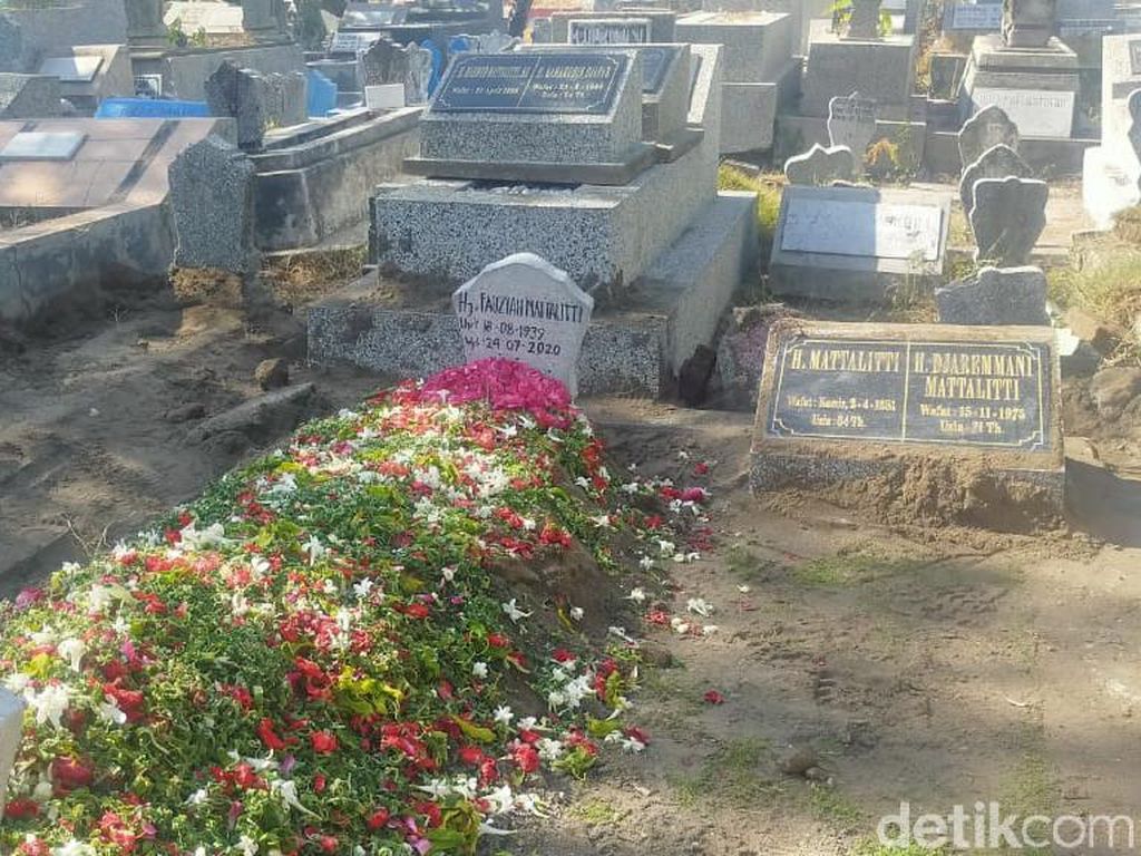 Ibunda La Nyalla Mattalitti Dimakamkan di Dekat Makam Keluarga