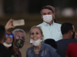 Positif Corona, Presiden Brasil Malah Bicara ke Pegawai Tanpa Masker