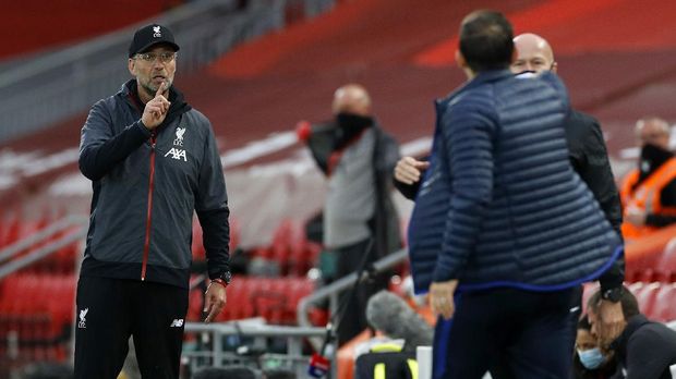 LIVERPOOL, ENGLAND - JULY 22: Jurgen Klopp, Manager of Liverpool gestures towards Frank Lampard, Manager of Chelsea during the Premier League match between Liverpool FC and Chelsea FC at Anfield on July 22, 2020 in Liverpool, England. Football Stadiums around Europe remain empty due to the Coronavirus Pandemic as Government social distancing laws prohibit fans inside venues resulting in all fixtures being played behind closed doors. (Photo by Phil Noble/Pool via Getty Images)