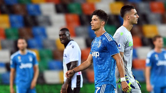 UDINE, ITALY - JULY 23:  Cristiano Ronaldo of Juventus shows his dejection during the Serie A match between Udinese Calcio and Juventus at Stadio Friuli on July 23, 2020 in Udine, Italy. (Photo by Alessandro Sabattini/Getty Images)