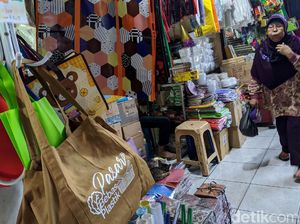 Warga Keluhkan Harga Kantong Belanja Ramah Lingkungan, Bagaimana Aturannya?