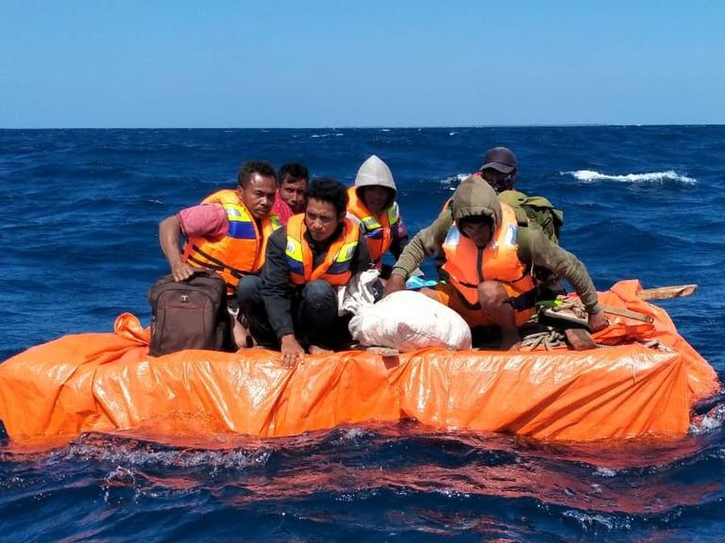 Video Kapal Tenggelam, 6 ABK 2 Hari Terapung di Laut Video Kapal Tenggelam, 6 ABK 2 Hari Terapung di Laut