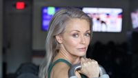 Foto: Potret Seksi Wanita yang Terpilih Jadi Model Bikini di Usia 56 Tahun