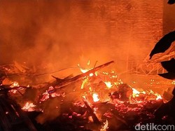 Nyalakan Lilin saat Lampu Padam, 5 Rumah di Situbondo Terbakar