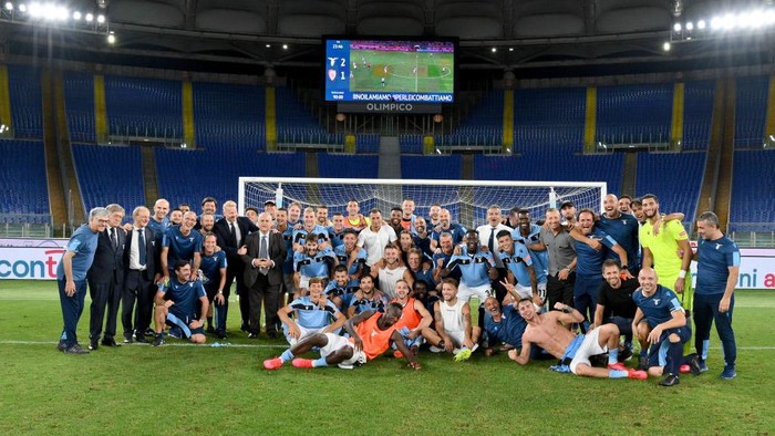 ROME, ITALY - JULY 23: Players and staff of Lazio celebrate their qualification to the Champions League qualification after the Serie A match between SS Lazio and  Cagliari Calcio at Stadio Olimpico on July 23, 2020 in Rome, Italy. (Photo by Marco Rosi - SS Lazio/Getty Images)