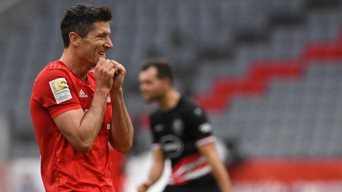 MUNICH, GERMANY - MAY 30: Robert Lewandowski of Bayern Munich reacts during the Bundesliga match between FC Bayern Muenchen and Fortuna Duesseldorf at Allianz Arena on May 30, 2020 in Munich, Germany. (Photo by Christof Stache/Pool via Getty Images)