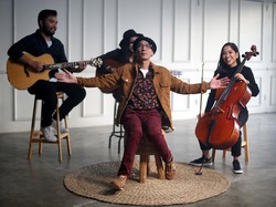 Lobow Sampaikan Rindu Berbisik dalam Alunan Musik Terbaru