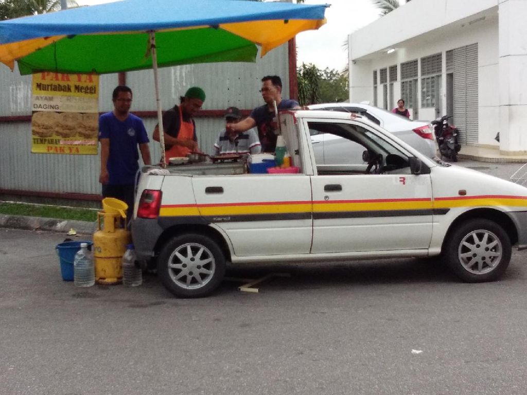 Kreatif! Penjual Ini Ubah Mobil Mini Jadi Food Truck Martabak