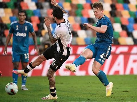 Juventus' defender Matthijs de Ligt from Netherland (R)  kicks and scores during the Italian Serie A football match between Udinese and Juventus on July 23, 2020, at the Dacia Arena Stadium in Udine. (Photo by MARCO BERTORELLO / AFP)