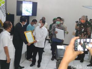 Menkes Serahkan Santunan kepada Keluarga 3 Nakes yang Meninggal di Jateng