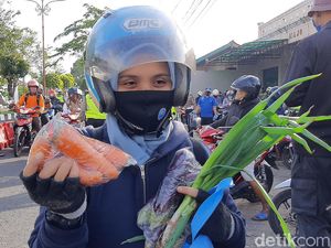 Alhamdulillah Jumat Berkah, Lolos Tilang Dapat Bonus Sayuran Alhamdulillah Jumat Berkah, Lolos Tilang Dapat Bonus Sayuran