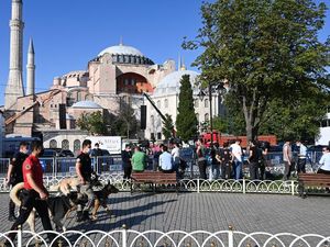 Salat Jumat Digelar di Hagia Sophia, Ornamen Kristiani Ditutup Tirai Salat Jumat Digelar di Hagia Sophia, Ornamen Kristiani Ditutup Tirai